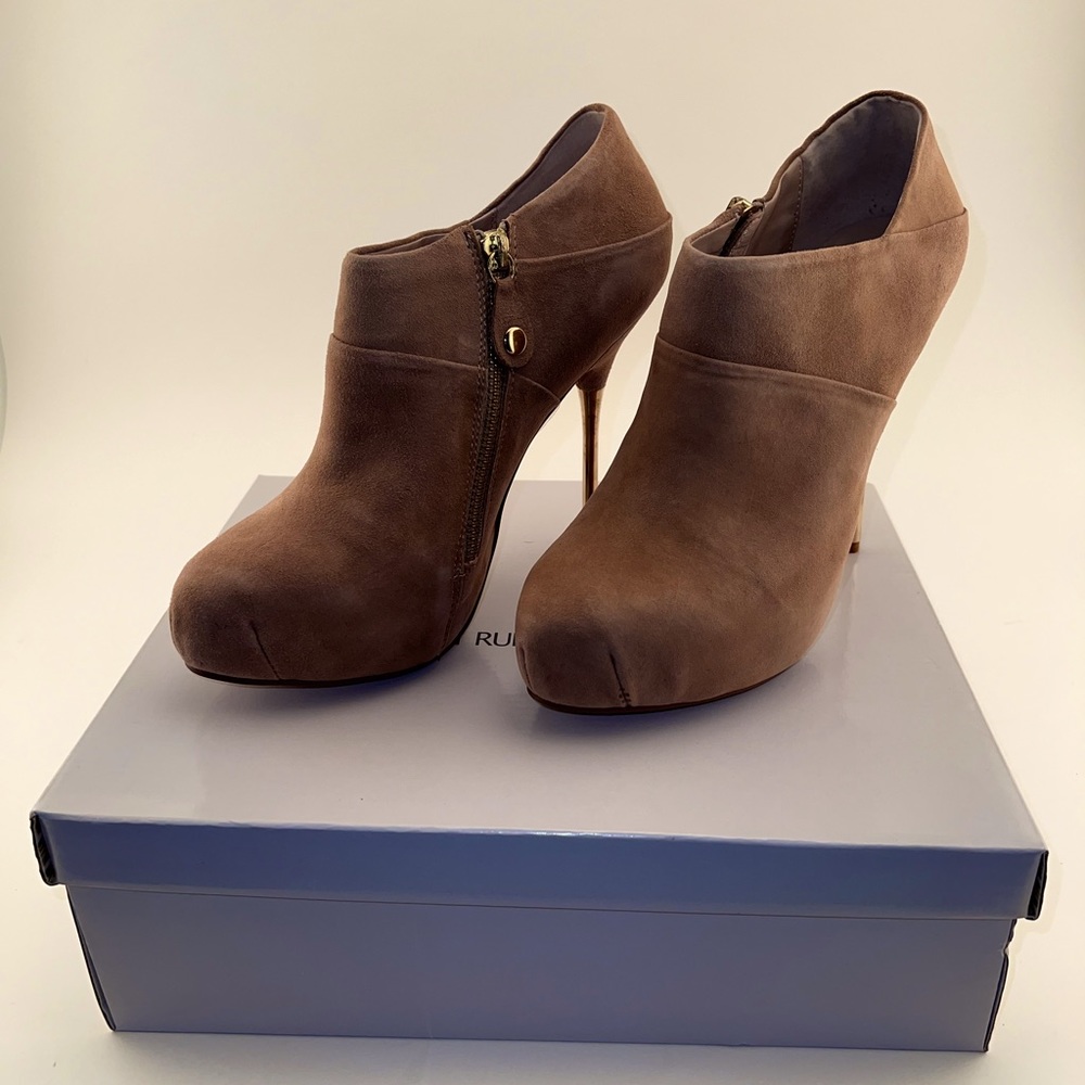BNIB Obsession Rules Natural Tan Suede Platform Booties Size 8.5